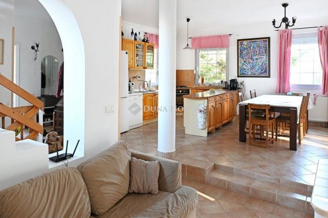 Eladó családi ház, Piliscsabán 144.9 M Ft, 7 szobás