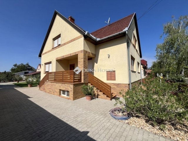 Eladó családi ház, Kecskeméten 150 M Ft, 5 szobás
