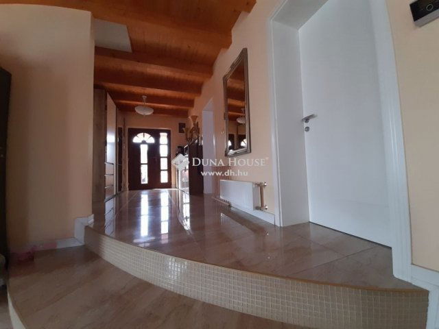 Eladó családi ház, Mogyoródon 220 M Ft, 6 szobás