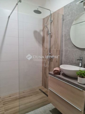 Eladó téglalakás, Pécsett 85.9 M Ft, 4 szobás