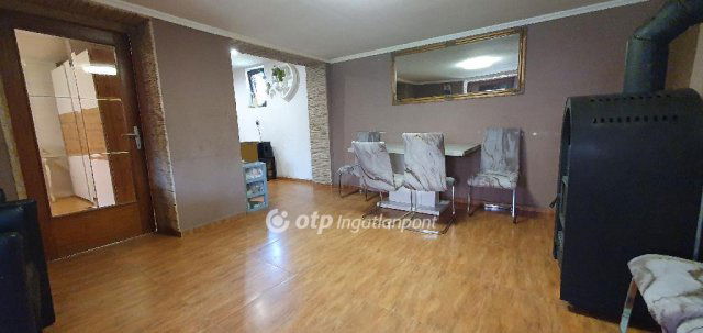 Eladó családi ház, Devecseren 16.9 M Ft, 2 szobás