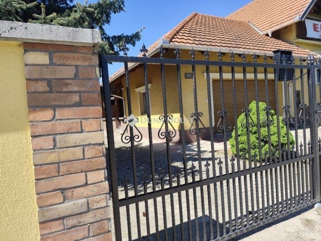 Eladó családi ház, Alsónémediben 150 M Ft, 3 szobás