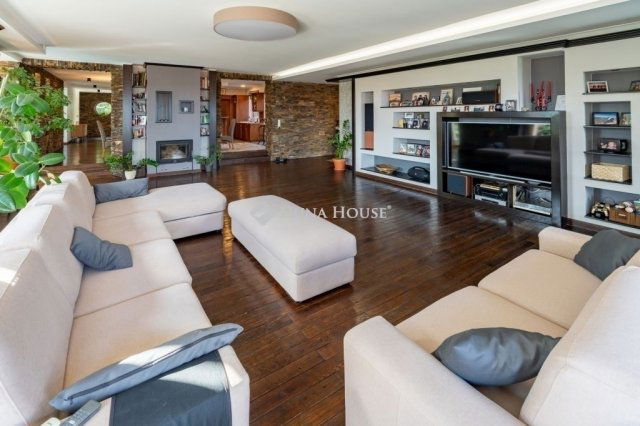 Eladó családi ház, Pécsett 460 M Ft, 8 szobás