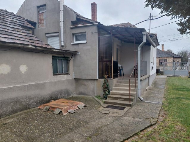 Eladó családi ház, Komáromban 55 M Ft, 2 szobás