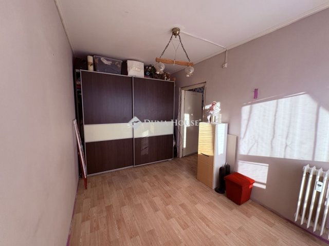 Eladó panellakás, Debrecenben 65.9 M Ft, 4 szobás