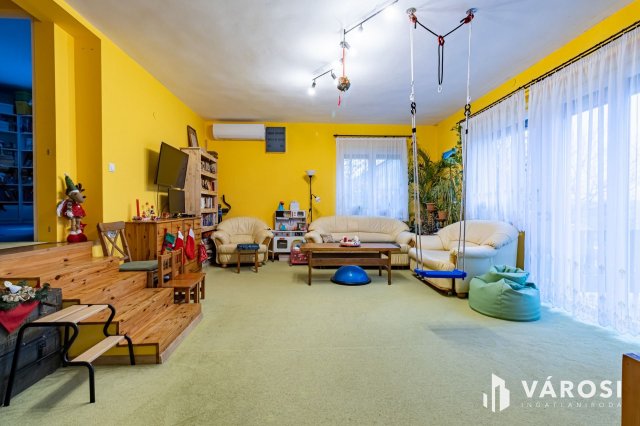 Eladó családi ház, Ürömön 259.9 M Ft, 9 szobás