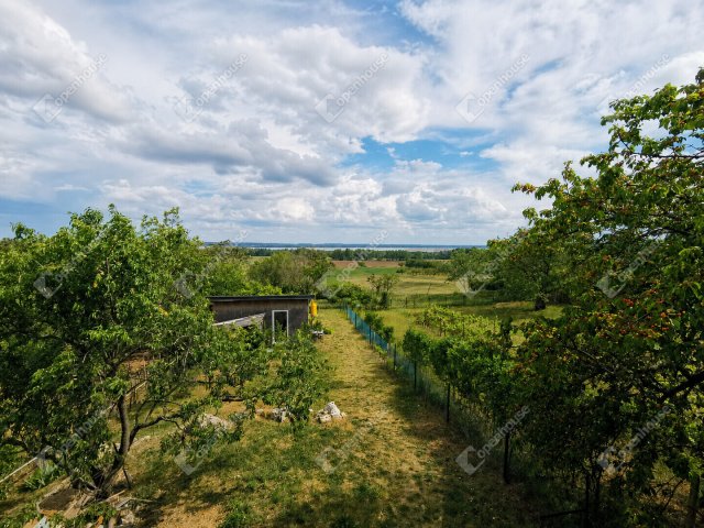 Eladó családi ház, Sukorón 132 M Ft, 3 szobás