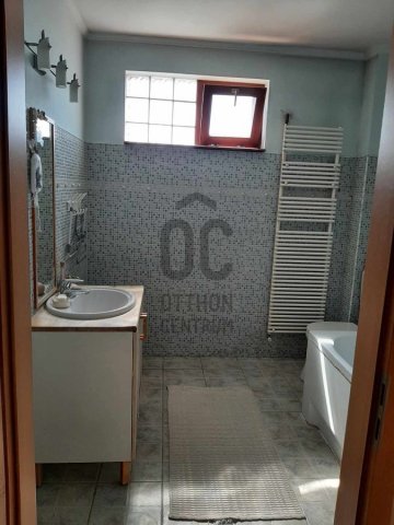 Eladó családi ház, Komáromban 105 M Ft, 8 szobás