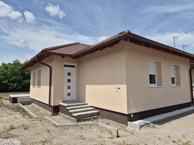 Eladó családi ház, Bugyin 92.9 M Ft, 4 szobás
