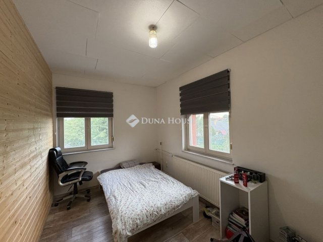 Eladó családi ház, Pécsett 95 M Ft, 7 szobás