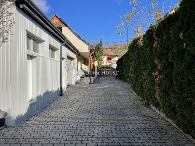Eladó családi ház, Sárisápon 87.49 M Ft, 6 szobás