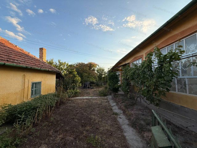 Eladó családi ház, Poroszlón 24 M Ft, 2 szobás