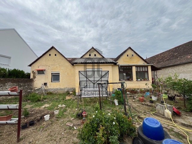 Eladó családi ház, Szászváron 24.99 M Ft, 5 szobás