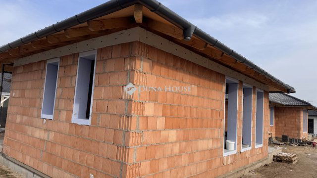 Eladó ikerház, Taksonyon 103.5 M Ft, 4 szobás