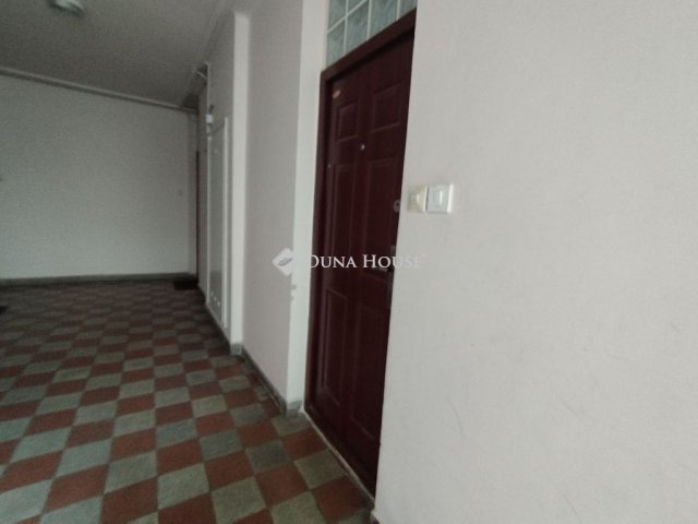 Kiadó téglalakás, albérlet, Tatabányán, Béla Király körtéren