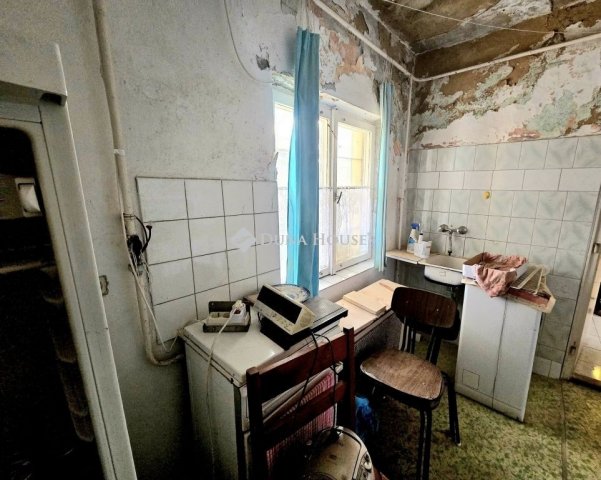 Eladó családi ház, Pécsett 12 M Ft, 1 szobás