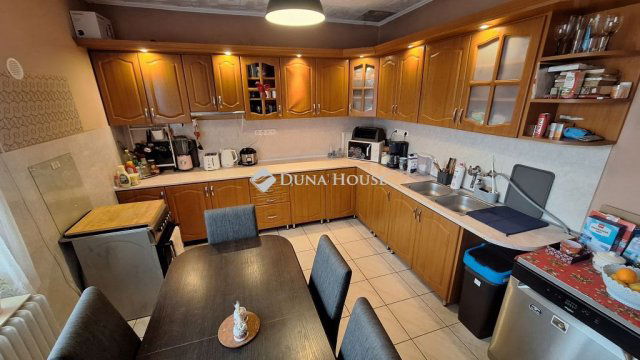 Eladó családi ház, Sárbogárdon 59.9 M Ft, 6 szobás