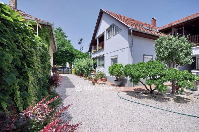 Eladó családi ház, Gyulán 210 M Ft, 9 szobás