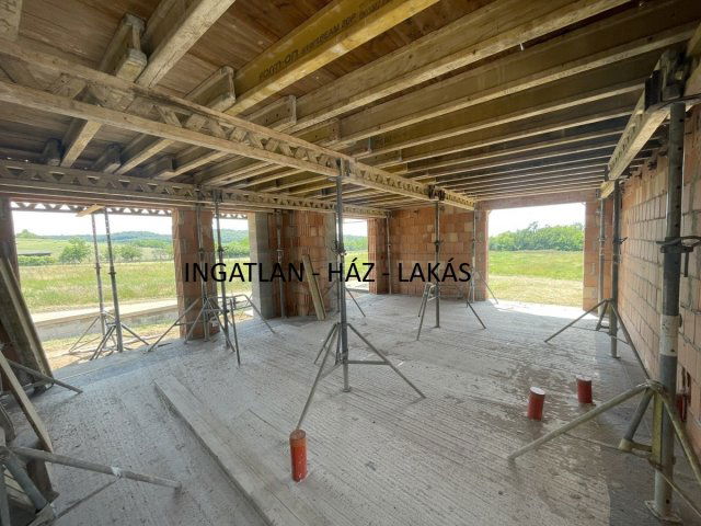 Eladó téglalakás, Mogyoródon 49.99 M Ft, 3 szobás