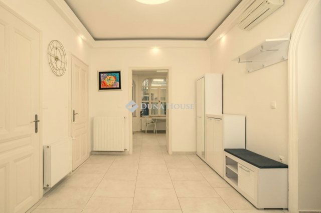 Eladó téglalakás, Pécsett 120 M Ft, 4 szobás