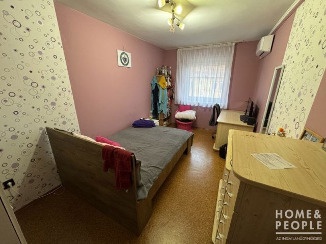 Eladó családi ház, Szegeden 119.999 M Ft, 5 szobás