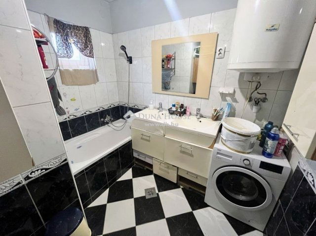 Eladó családi ház, Pécsett 65 M Ft, 6 szobás