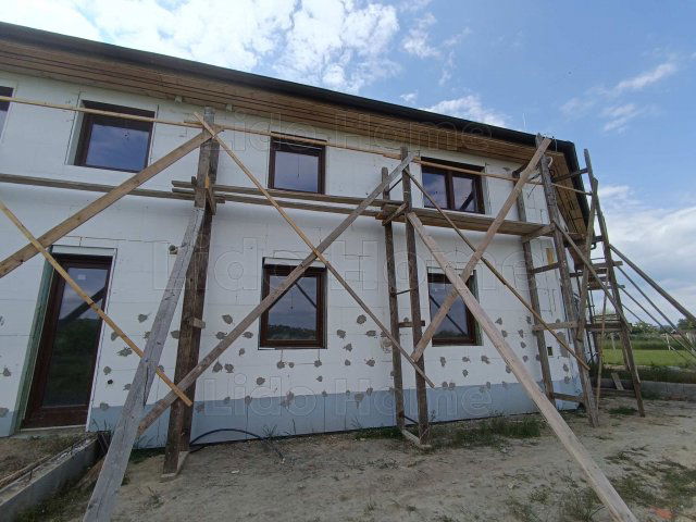 Eladó téglalakás, Szántódon 74.85 M Ft, 8 szobás