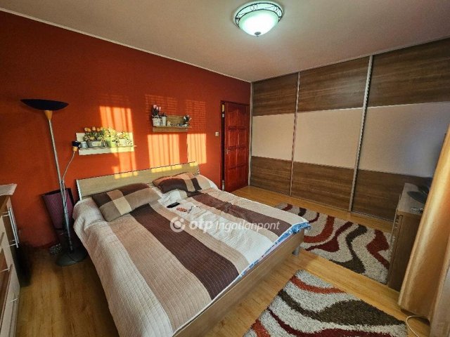 Eladó panellakás, Dunaújvárosban 68.4 M Ft, 2+2 szobás