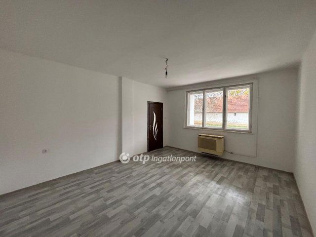 Eladó téglalakás, Békéscsabán 26.5 M Ft, 3 szobás