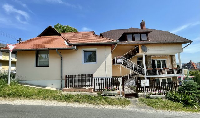 Eladó családi ház, Hévízen 89.75 M Ft, 5 szobás