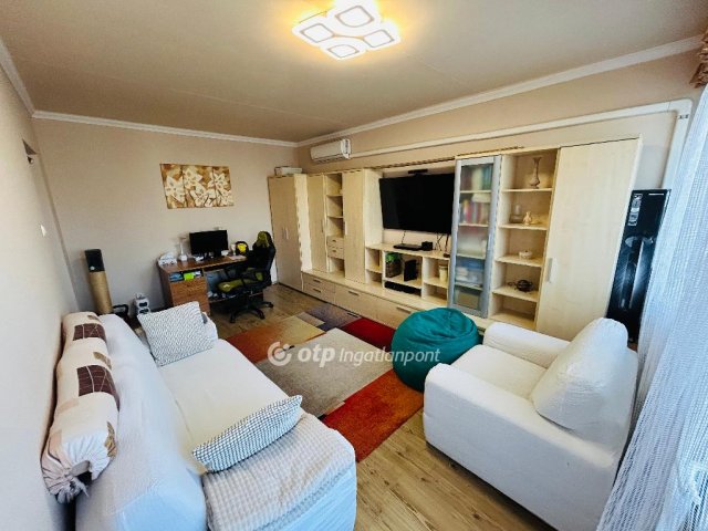 Eladó panellakás, Debrecenben 63.9 M Ft, 1+2 szobás