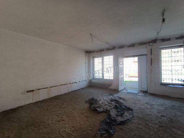 Eladó üzlethelyiség, Oroszlányban 12 M Ft, 2 szobás