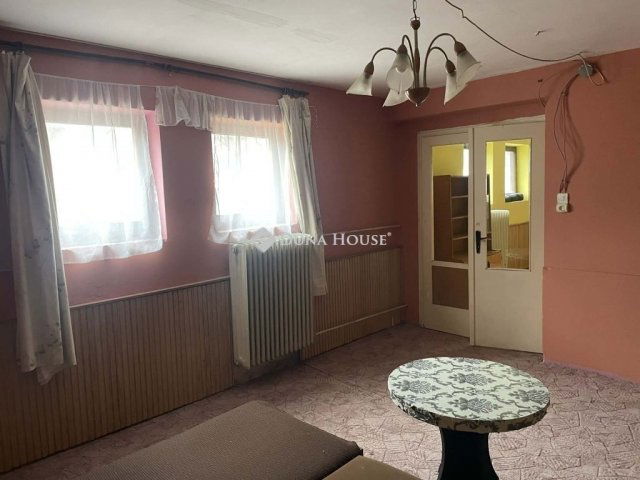 Eladó családi ház, Szegeden 104.5 M Ft, 9 szobás