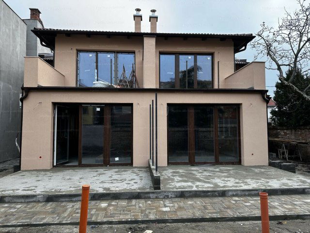 Eladó családi ház, Debrecenben, Domb utcában 191 M Ft, 4 szobás