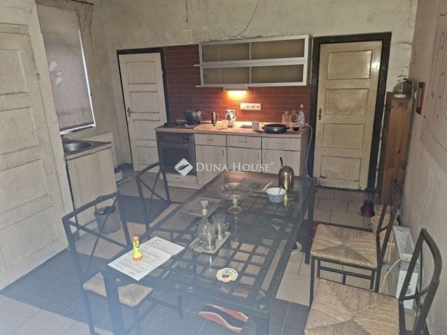 Eladó téglalakás, Pécsett 46.5 M Ft, 4 szobás