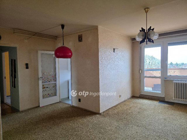 Eladó panellakás, Pápán 37.2 M Ft, 1+3 szobás