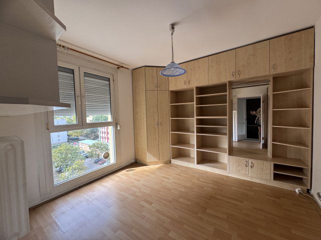 Kiadó panellakás, albérlet, Pécsett, Péchy Blanka téren