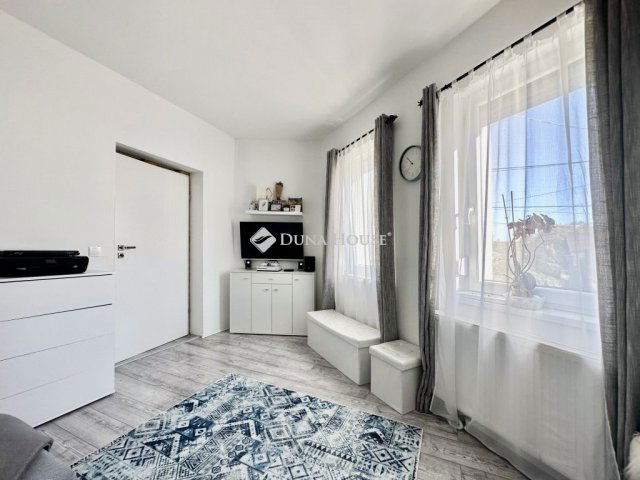 Eladó családi ház, Pécsett 115 M Ft, 4 szobás