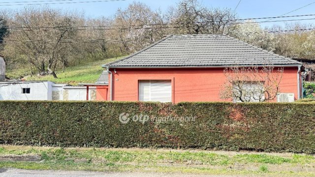 Eladó családi ház, Pécsett 91 M Ft, 3 szobás