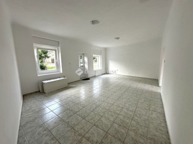 Kiadó üzlethelyiség, Pécsett, Rácvárosi úton 125 E Ft / hó