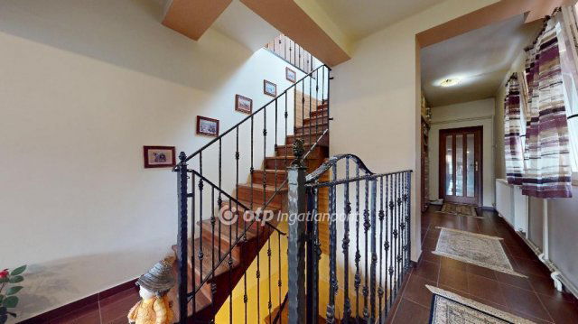 Eladó családi ház, Halmajon 99.375 M Ft, 6 szobás