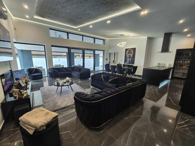 Eladó családi ház, Pécsett, Kakukk utcában 215 M Ft, 3 szobás