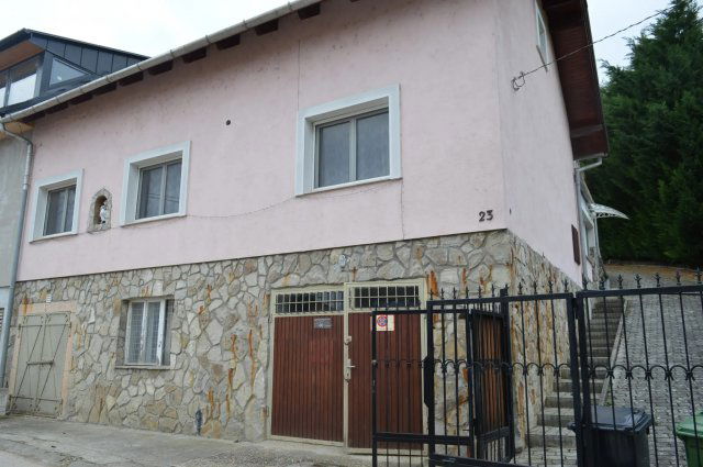 Eladó ikerház, Esztergomban 99 M Ft, 5+1 szobás