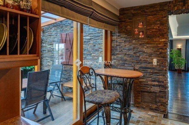 Eladó családi ház, Pécsett 460 M Ft, 8 szobás