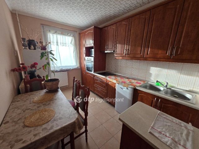 Eladó panellakás, Debrecenben 61.9 M Ft, 1+2 szobás