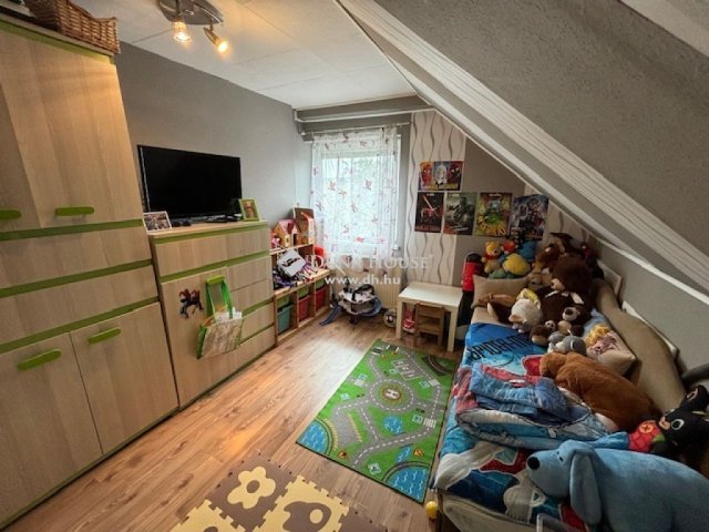 Eladó családi ház, Mogyoródon 136.5 M Ft, 10 szobás