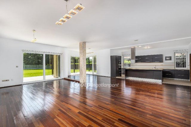 Eladó családi ház, Telkin 399.9 M Ft, 6 szobás