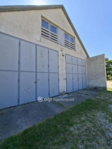 Eladó ipari ingatlan, Martonvásáron 105 M Ft