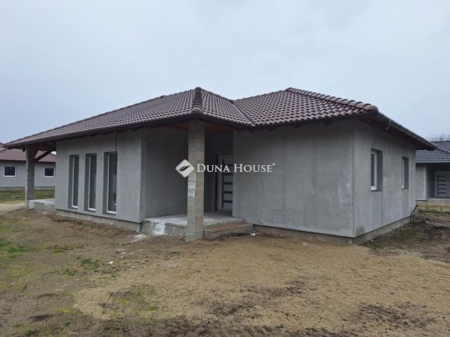 Eladó családi ház, Kiskunlacházán 92.9 M Ft, 4 szobás