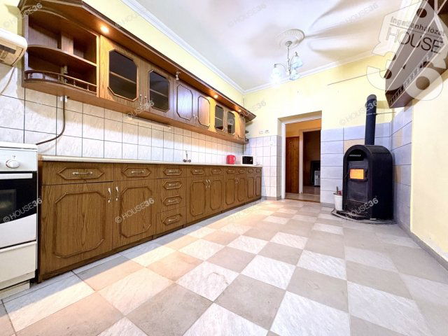 Eladó családi ház, Kecskeméten 62.5 M Ft, 2 szobás